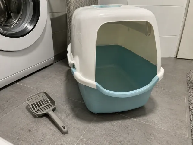 Foto: Katzentoilette mit Haube und Schaufel